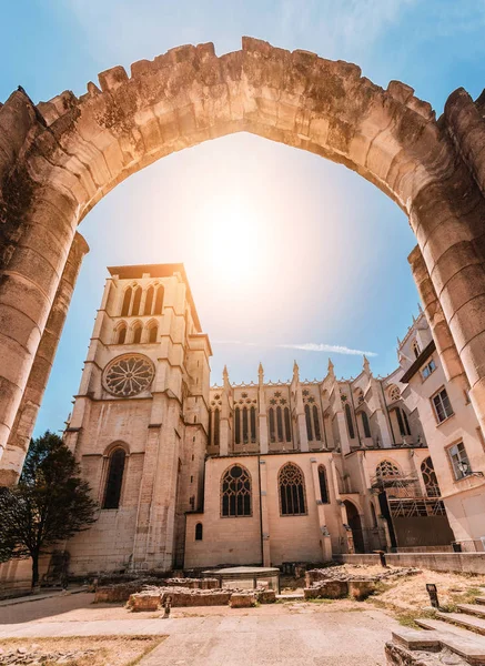 Vista de la ciudad de Lyon Jean Baptist Cathedral en el caluroso día de verano. Principales viajes y destinos turísticos de la ciudad . — Foto de Stock