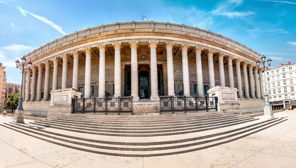 Исторический неоклассический суд Cour de Appel построен в 1840-х годах с 24 колоннами в греческом стиле является одной из самых известных достопримечательностей Лиона и Франции — стоковое фото