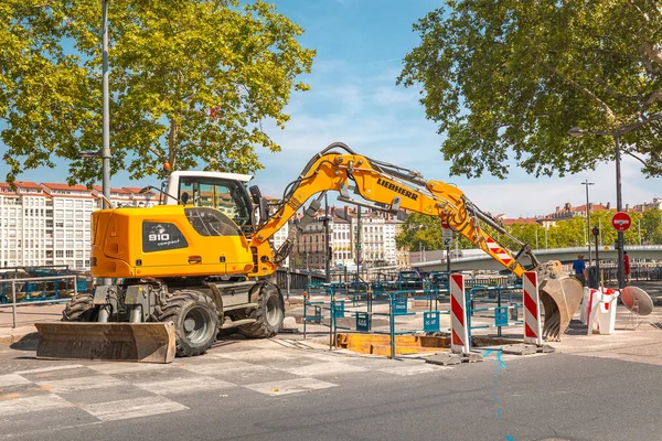 23 lipca 2019, Lyon, Francja: koparka ciężka pracuje nad naprawą dróg w mieście Lyon — Zdjęcie stockowe