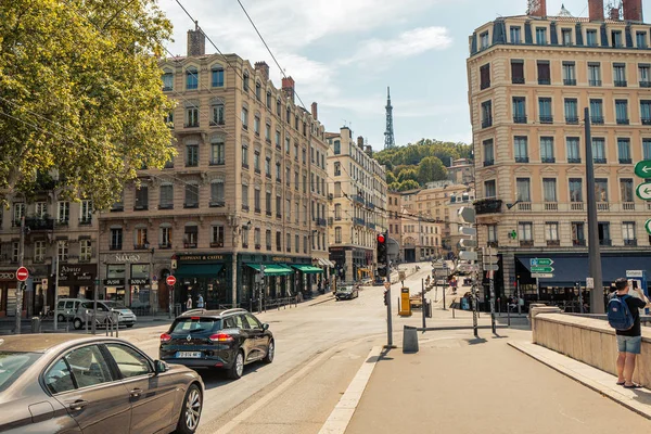 23 luglio 2019, Lione, Francia: Automobili lungo la strada nel centro storico della città di Lione — Foto Stock