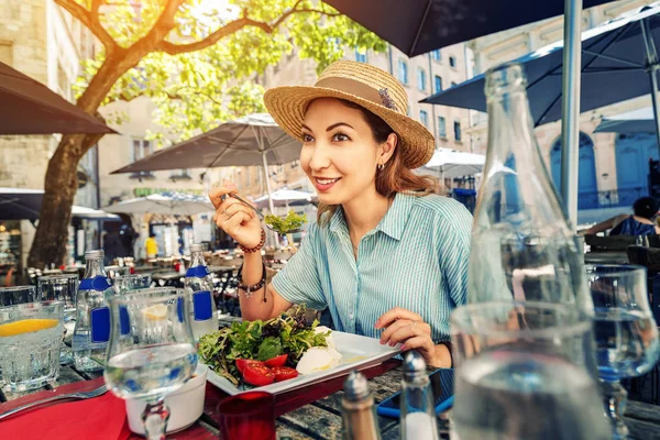 Szczęśliwy Asian kobieta jedzenie zdrowy posiłek w na wolnym powietrzu restauracja — Zdjęcie stockowe