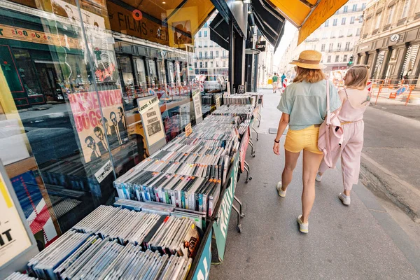 23 Temmuz 2019, Lyon, Fransa: Şehir caddesindeki açık bit pazarında satılık eski dvd filmler — Stok fotoğraf