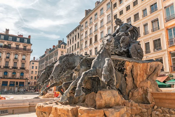 23 luglio 2019, Lione, Francia: Fontana storica di Bartholdi senza acqua durante i lavori di manutenzione — Foto Stock