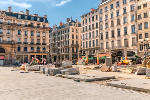 23 luglio 2019, Lione, Francia: grande riparazione di opere di piastrelle nella piazza della città — Foto Stock