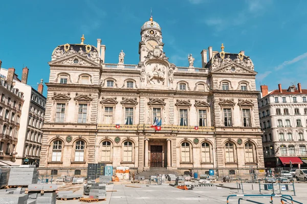 23 июля 2019 года, Лион, Франция: Здание ратуши Лиона в качестве административного и культурного объекта во время больших ремонтных работ на городской площади — стоковое фото
