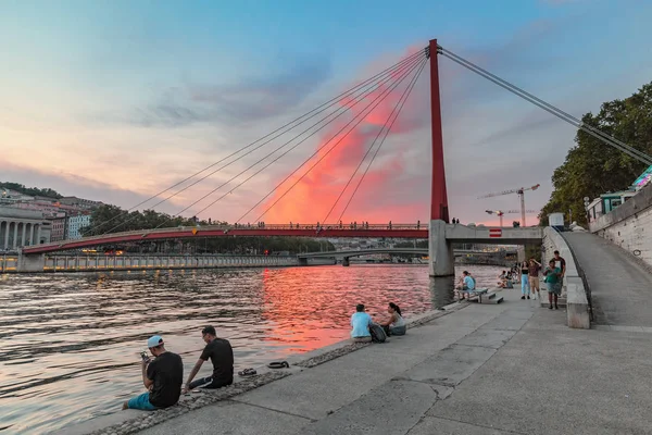 23 lipca 2019, Lyon, Francja: Cityscape miasta Lyon o zachodzie słońca z czerwonym kładka prowadzące do Courthouse Palais de Justice nad rzeką Saone — Zdjęcie stockowe