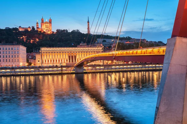 里昂夜市景观，有灯光的法院大楼和位于萨恩河上的红色人行天桥。全景蓝色时景 — 图库照片