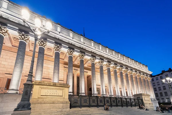 23 июля 2019 года, Лион, Франция: Иллюминированное здание суда Cour de Appel в Лионе, Франция. Фото сделано в голубой час в сумерках — стоковое фото