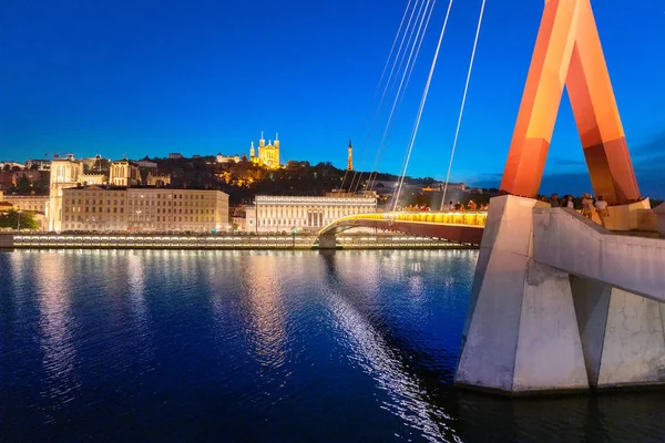 2019年7月23日，法国里昂：里昂夜景，有灯光的法院大楼和萨翁河上的红色人行天桥。全景蓝色时景 — 图库照片