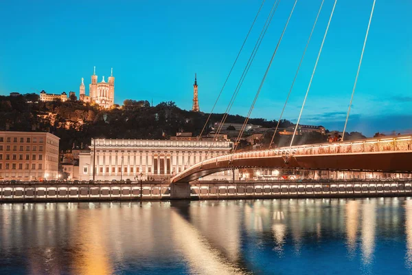 里昂夜市景观，有灯光的法院大楼和位于萨恩河上的红色人行天桥。全景蓝色时景 — 图库照片