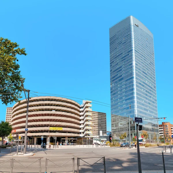 24 juli 2019, Lyon, Frankrike: modern byggnad av Incity Tour och parkering nära den i Lyon centrum — Stockfoto