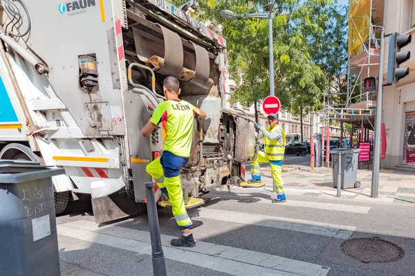 24 juli 2019, Lyon, Frankrike: sopbil med två arbetare på stadsgatan — Stockfoto