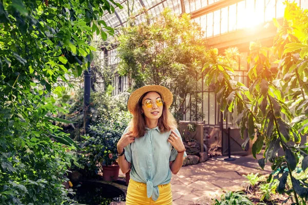 Cestička mladá ženy procházka v botanické zahradě — Stock fotografie