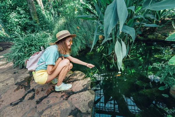 Jovem viajante caminhando no jardim botânico — Fotografia de Stock