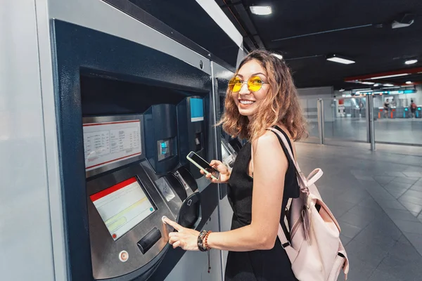 Asyalı kadın metro istasyonunda ulaşım bileti satın alma — Stok fotoğraf