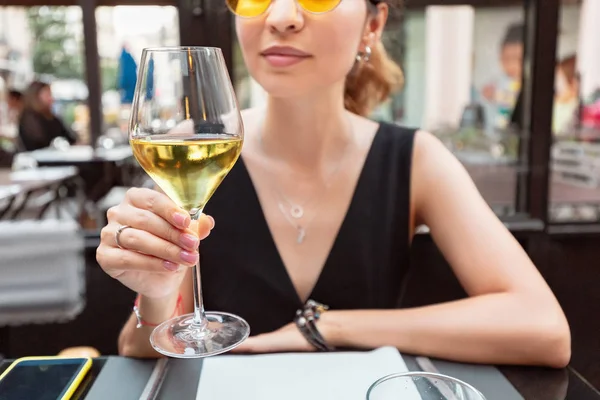 Молодой азиатский клиент, пьющий белое вино — стоковое фото