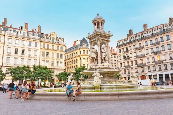 24 luglio 2019, Lione, Francia: Fontana in piazza Jacobin con persone rilassanti e turisti — Foto Stock