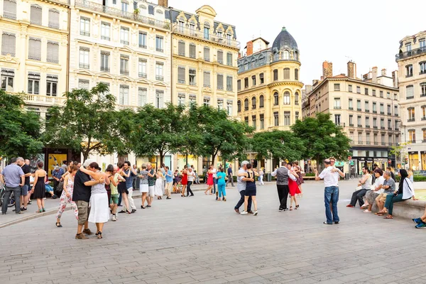 24 luglio 2019, Lione, Francia: Festa di danza pubblica all'aperto in piazza della città — Foto Stock