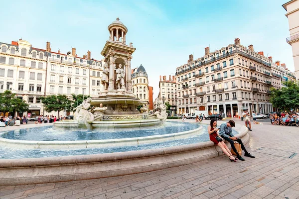 24 luglio 2019, Lione, Francia: Fontana in piazza Jacobin con persone rilassanti e turisti — Foto Stock