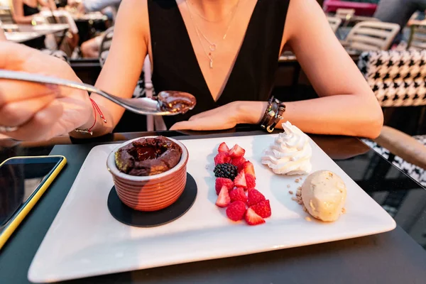 Mujer comiendo postre en el restaurante. Dieta y delicioso concepto de comida —  Fotos de Stock