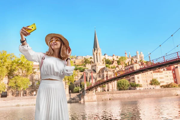 Menina asiática feliz viajante e turista caminha pelo centro da cidade velha de Lyon e desfruta da vista da Igreja Eglise Saint Georges nas margens do rio Saone — Fotografia de Stock