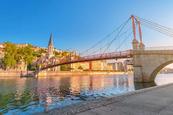 清晨里昂市圣乔治人行天桥的城市景观，河对岸有老教堂。在法国的旅游目的地 — 图库照片