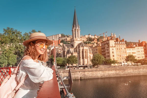 Mutlu Asyalı kız gezgin ve turist Lyon'un eski şehir merkezinde yürür ve Saone nehri kıyısında Eglise Saint Georges Kilisesi manzarasını sahiptir — Stok fotoğraf