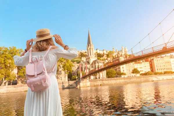 Menina asiática feliz viajante e turista caminha pelo centro da cidade velha de Lyon e desfruta da vista da Igreja Eglise Saint Georges nas margens do rio Saone — Fotografia de Stock