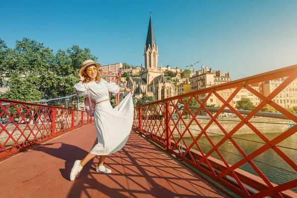 Feliz chica asiática viajera y paseos turísticos por el centro del casco antiguo de Lyon y disfruta de la vista de la Iglesia de Eglise Saint Georges a orillas del río Saone —  Fotos de Stock