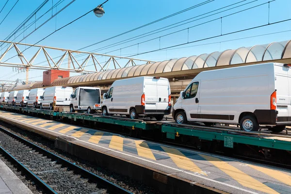 24 Temmuz 2019, Lyon, Fransa: Yeni Fiat minibüslerinin demiryolu ile teslimi — Stok fotoğraf