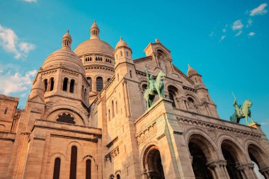 Montmartre tepesinde Sacre Coeur bazilikası üzerinde romantik Paris günbatımı. Fransa'nın seyahat dönüm noktası
