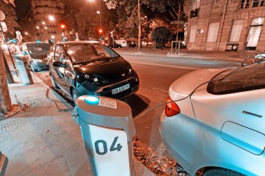 25 Temmuz 2019, Paris, Fransa: Elektrikli Arabalar ücretsiz otoparkta şarj