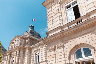 ünlü turistik Lüksemburg Sarayı ve Paris eski şehirde bahçe. Turizm ve Fransa seyahat