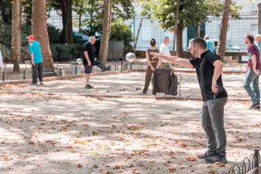 26 Temmuz 2019, Paris, Fransa: Yaşlı erkekler metal çekirdekli geleneksel bir Fransız oyunu oynuyorlar - petanque veya bocce