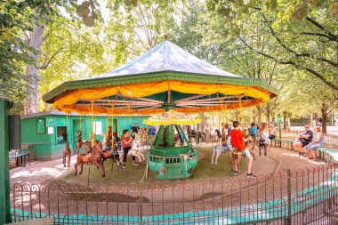 26 Temmuz 2019, Paris, Fransa: bir eğlence atlıkarıncada çocuklar