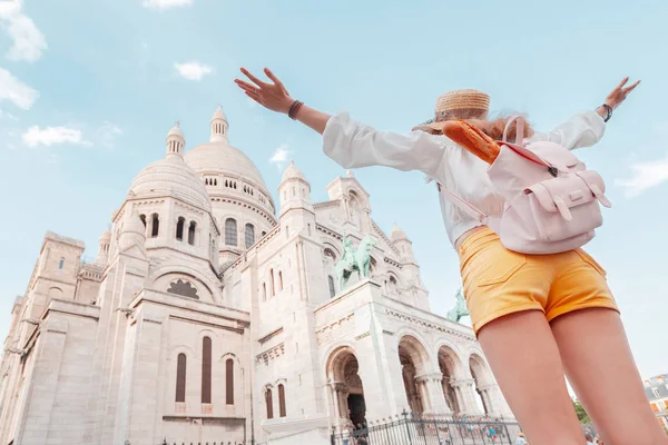 Mutlu asya Kadın Paris ana turistik birini ziyaret - Montmartre tepeüzerinde kutsal Kalp Kilisesi. Öğrenciler tarafından seyahat ve yabancı dil öğrenme kavramı — Stok fotoğraf