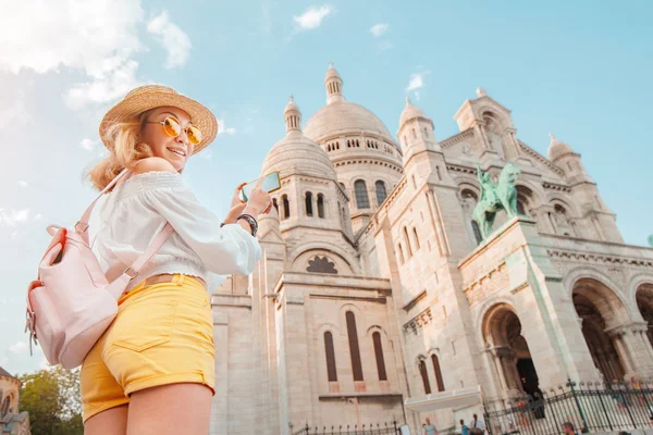 Mutlu asya Kadın Paris ana turistik birini ziyaret - Montmartre tepeüzerinde kutsal Kalp Kilisesi. Öğrenciler tarafından seyahat ve yabancı dil öğrenme kavramı — Stok fotoğraf