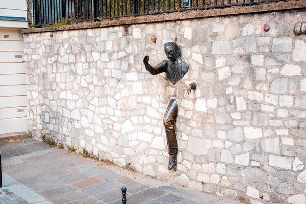 2019년 7월 25일, 프랑스 파리: 작가 마르셀 에이미의 소설 벽을 통과하는 한 남자의 조각 — 스톡 사진