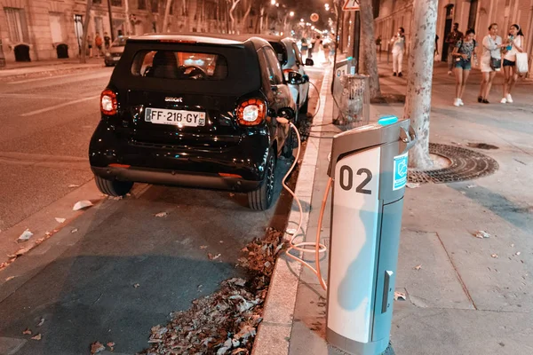 25 juli 2019, Paris, Frankrike: elbilar laddning på en gratis parkeringsplats — Stockfoto