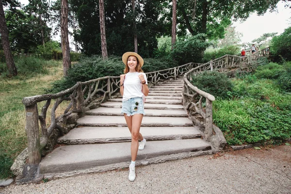 Şehir parkında yürüyen genç güzel kadın — Stok fotoğraf