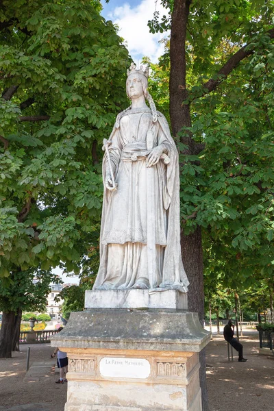 26 Julio 2019, París, Francia: Una de las muchas estatuas en el Jardín de Luxemburgo en París — Foto de Stock