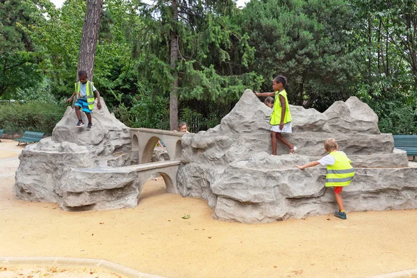 26. červenec 2019, Paříž, Francie: Dětská hřiště v městském parku — Stock fotografie