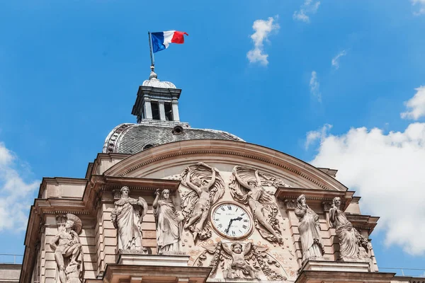 26 lipca 2019, Paryż, Francja: ozdobiony zegar na elewacji pałacu Luksemburskiego — Zdjęcie stockowe