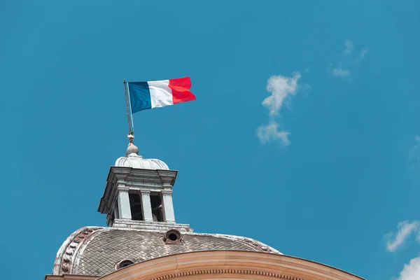Frankrikes flagga på regeringens byggnad. Politik och patriotism Concept — Stockfoto