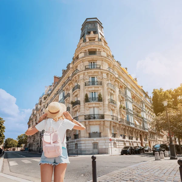 Bir kadın tipik bir Paris konut köşe evin yakınında duruyor. Turistler için daire veya otel konsepti — Stok fotoğraf