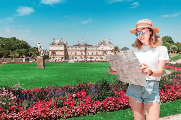 Onnellinen aasialainen tyttö opiskelija matkustaa Luxemburgin puutarhaan ja palatsiin Pariisissa. Vetovoima ja harrastus käsite — kuvapankkivalokuva