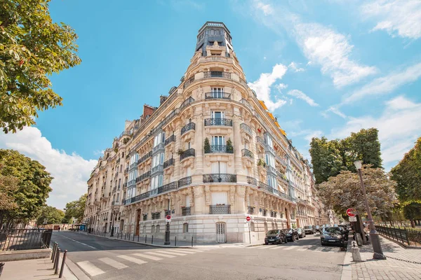 26 luglio 2019, Parigi, Francia: Tipica casa d'angolo residenziale parigina — Foto Stock