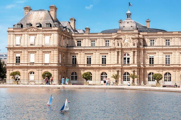 26 July 2019, Paris, France: Luxembourg Palace in The Jardin du Luxembourg. View with pond with small boats — Stock Photo, Image