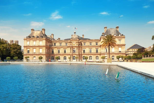26 July 2019, Paris, France: Luxembourg Palace in The Jardin du Luxembourg. View with pond with small boats — Stock Photo, Image