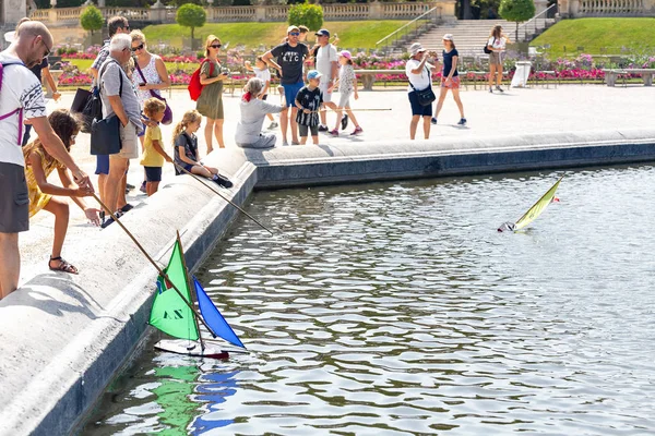 26 luglio 2019, Parigi, Francia: una regata a vela con piccole barche giocattolo e barche a vela gestite da bambini e genitori in uno stagno vicino al Palazzo di Lussemburgo — Foto Stock